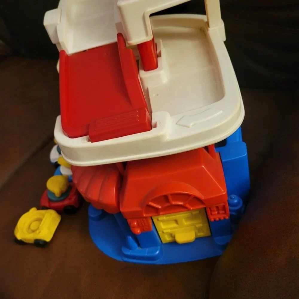 Vintage Fisher Price 1995 Little People Parking Garage with Elevator, cars ppl - Picture 12 of 12